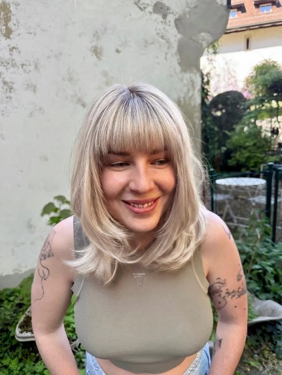 Blond mit Curtain Bangs